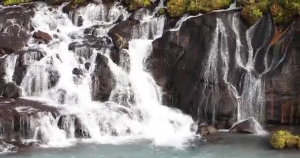 Водоспад Тече Вниз Скелі Блакитну Воду — стокове відео