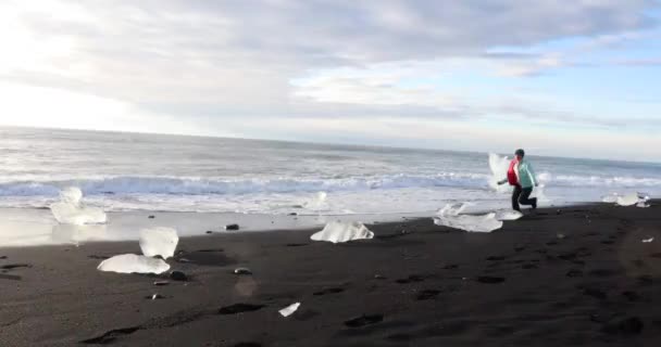 Une Jeune Femme Heureuse Court Long Plage Océanique Saute Par — Video