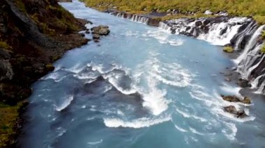 Yukarıdan şelale, hava anket, İzlanda görüntüleyin. Mavi nehir üzerinde uçuş