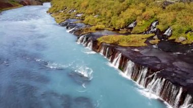Yukarıdan şelale, hava anket, İzlanda görüntüleyin. Mavi nehir üzerinde uçuş