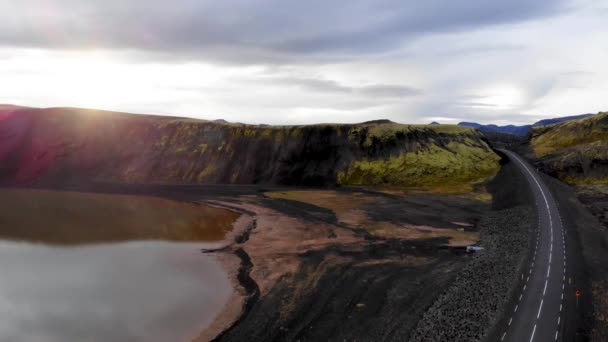 Ovanifrån Över Vägen Och Sjön Strålen Solen Träffar Linsen Flygfotografering — Stockvideo