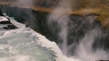 Su Rüzgar ve kayalar