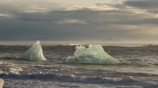 Icebergs Pedaços Gelo Azul Branco Estão Rolando Nas Ondas Ondas — Vídeo de Stock