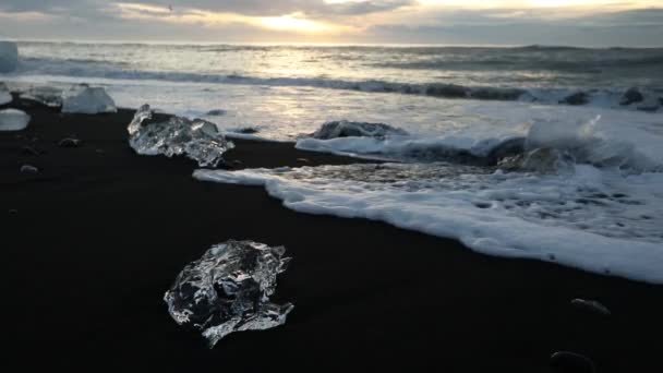 Iceberg Pezzi Ghiaccio Blu Bianco Rotolano Sulle Onde Onde Che — Video Stock