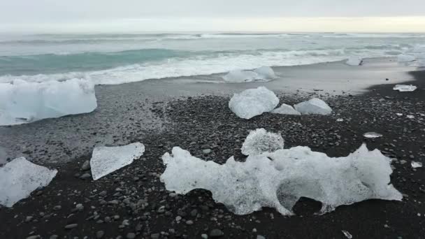 Eisberge Und Blau Weiße Eisstücke Wälzen Sich Auf Den Wellen — Stockvideo