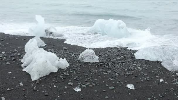 Ijsbergen Stukken Van Blauwe Witte Ijs Zijn Rollen Golven Golven — Stockvideo