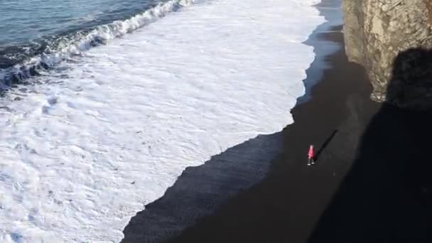 Молодая Женщина Бежит Пляжу Кружится Касается Воды Руками Волны Катились — стоковое видео