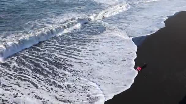 Genç Bir Kadın Plaj Boyunca Çalışır Fırtınası Elleriyle Dokunuyor Dalgalar — Stok video