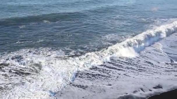 Vågorna Kör Stranden Vita Skummet Från Vågorna Bakgrund Svart Strand — Stockvideo