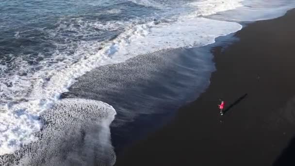 Μια Νεαρή Γυναίκα Τρέχει Κατά Μήκος Της Παραλίας Περιστροφές Και — Αρχείο Βίντεο