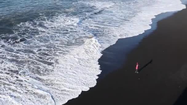 Uma Jovem Corre Longo Praia Gira Toca Água Com Mãos — Vídeo de Stock