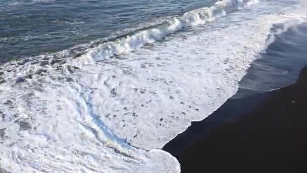 Des Vagues Courent Sur Plage Mousse Blanche Des Vagues Sur — Video