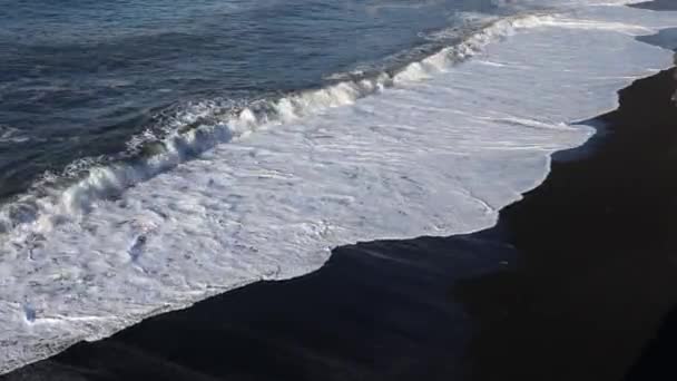 Fale Uruchomić Plaży Biała Piana Falami Tle Czarnej Plaży Surfować — Wideo stockowe