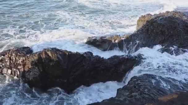 Gezeitenkanal Wellen Schlagen Auf Die Felsen — Stockvideo