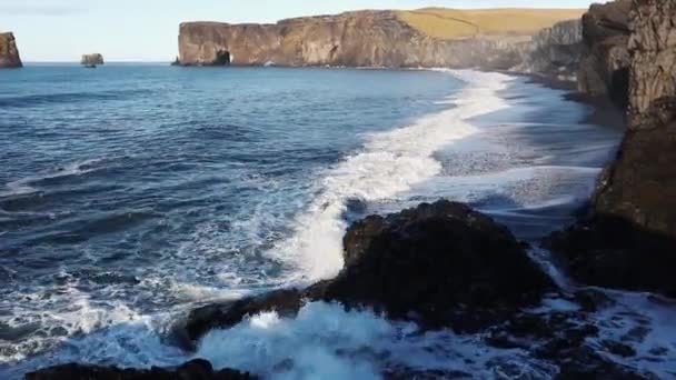 Des Vagues Courent Sur Plage Mousse Blanche Des Vagues Sur — Video