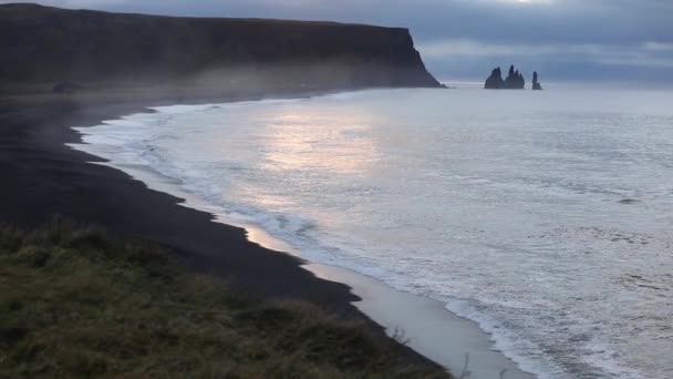 Amanecer Océano Las Olas Corren Una Playa Arena Negra Rocas — Vídeo de stock