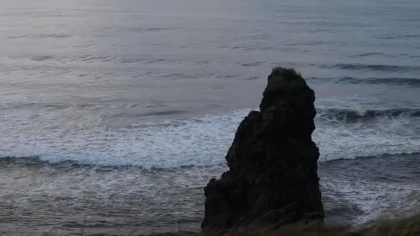 Východ Slunce Moři Vlny Běžet Černou Písečnou Pláž Skály Slunce — Stock video