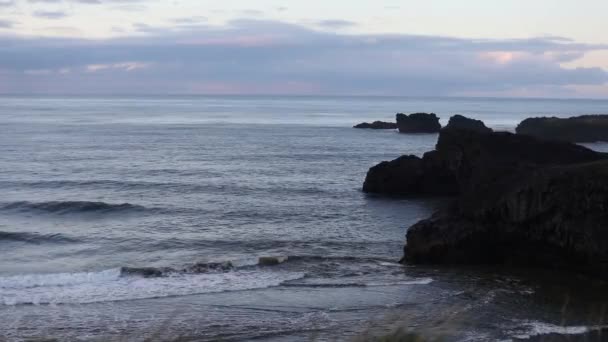 Lever Soleil Sur Océan Les Vagues Courent Sur Une Plage — Video