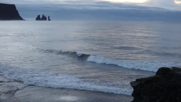 Amanecer Océano Las Olas Corren Una Playa Arena Negra Rocas — Vídeo de stock