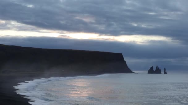 Nascer Sol Oceano Ondas Correm Uma Praia Areia Preta Pedras — Vídeo de Stock