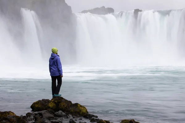 Vacker Ung Kvinna Står Mot Bakgrund Ett Vackert Vattenfall Island — Stockfoto