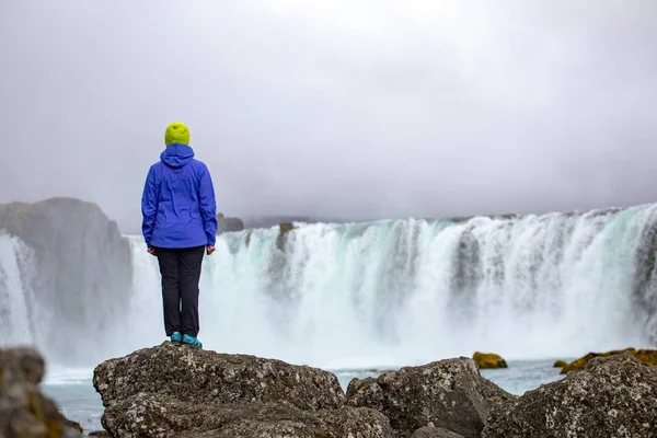 美しい若い女性は 美しい滝の背景に立っています アイスランド — ストック写真