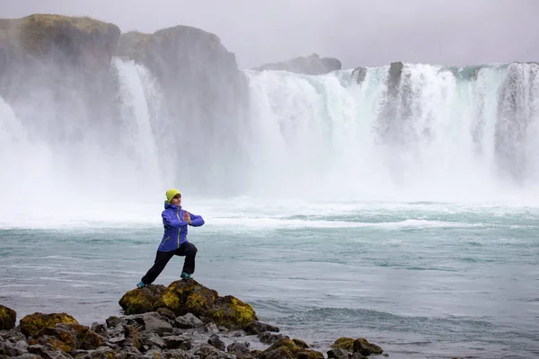 Beautiful Young Woman Standing Backdrop Beautiful Waterfall Iceland — Stock Photo, Image