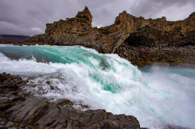 İzlanda şelale İzlanda doğal manzara içinde. İzlanda doğal peyzaj üzerinde Güney İzlanda'daki ünlü turistik mekanlarına ve