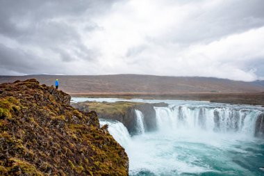 İzlanda şelale İzlanda doğal manzara içinde. İzlanda doğal peyzaj üzerinde Güney İzlanda'daki ünlü turistik mekanlarına ve