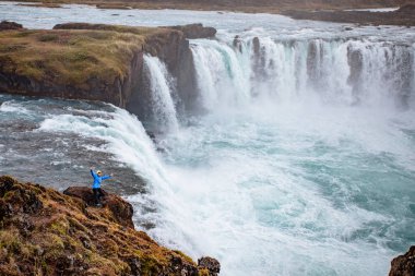 İzlanda şelale İzlanda doğal manzara içinde. İzlanda doğal peyzaj üzerinde Güney İzlanda'daki ünlü turistik mekanlarına ve