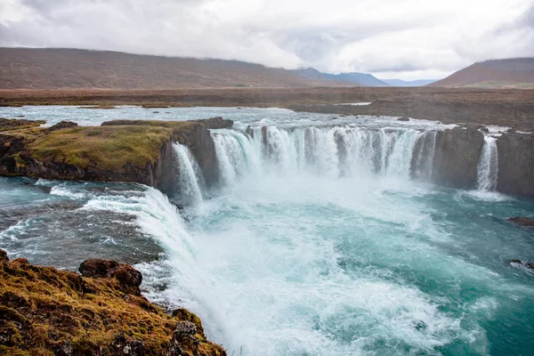 アイスランドの自然風景でアイスランドの滝 有名な観光スポットや南部アイスランドのアイスランドの自然景観の観光スポット — ストック写真