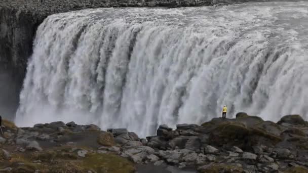 Potężny Szaleje Whitewater Wodospad Spada Mocno Skalistym Brzegu Strumień Wody — Wideo stockowe