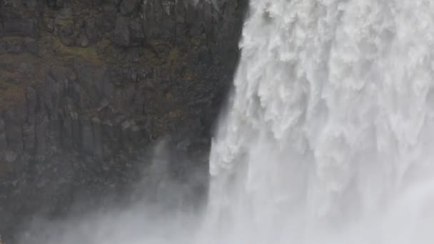 Potente Cascada Aguas Bravas Cayendo Con Fuerza Sobre Borde Rocoso — Vídeo de stock