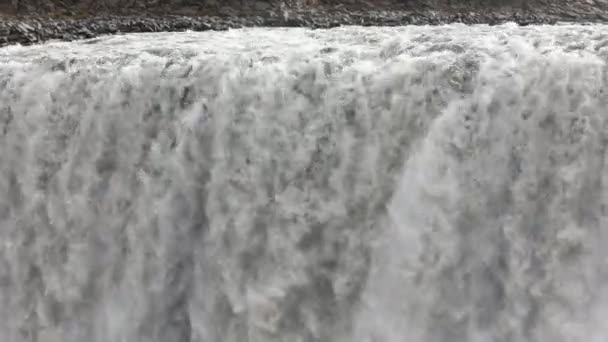 Güçlü Azgın Whitewater Şelale Zorla Kayalık Bir Kenarın Üzerine Düşüyor — Stok video