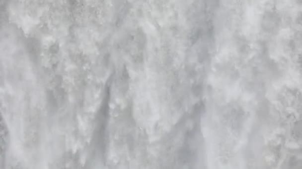 强大的汹涌的白水瀑布在岩石边缘有力地下降 清澈的冰川水流落在悬崖上 — 图库视频影像