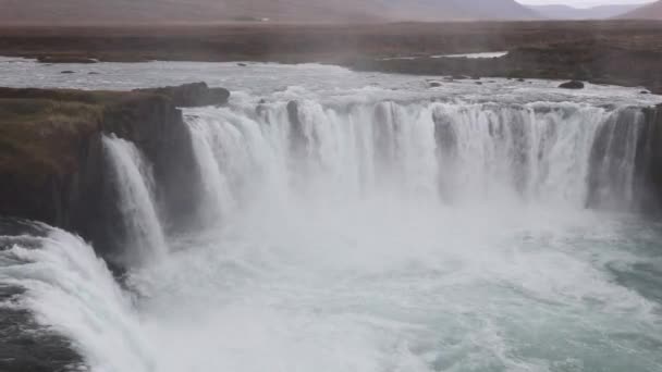 Мощный Бушующий Водопад Белой Водой Обрушивается Скалистую Кромку Кристально Чистый — стоковое видео