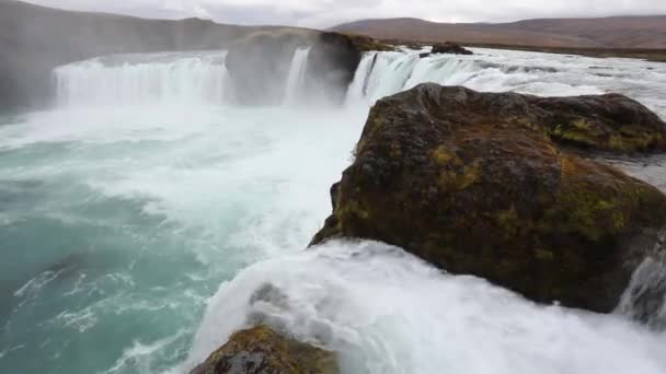 强大的汹涌的白水瀑布在岩石边缘有力地下降 清澈的冰川水流落在悬崖上 — 图库视频影像