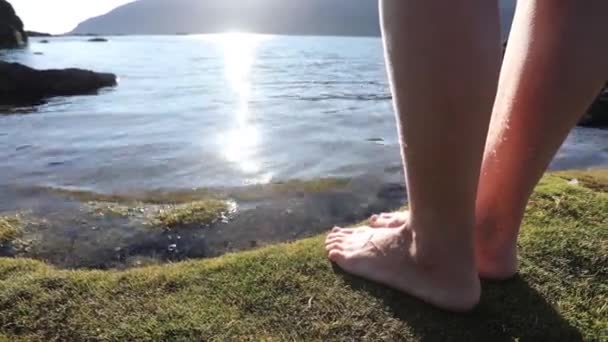 Una Joven Camina Descalza Por Playa Través Del Agua Transparente — Vídeos de Stock