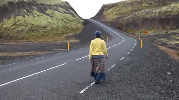 Una Giovane Donna Cammina Corre Lungo Strada Montagna Lei Felice — Video Stock