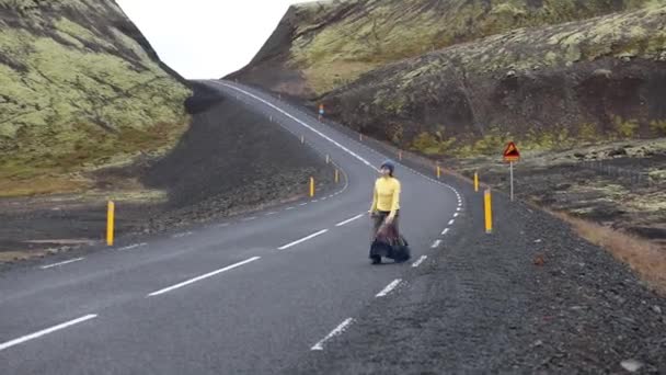 Uma Jovem Caminha Corre Longo Estrada Nas Montanhas Ela Está — Vídeo de Stock