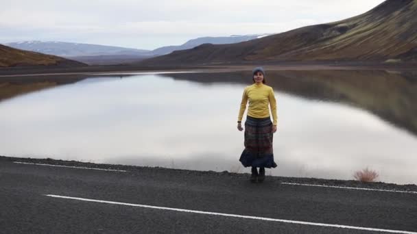 Молодая Женщина Идет Дороге Горах Фоне Красивого Горного Озера Счастлива — стоковое видео