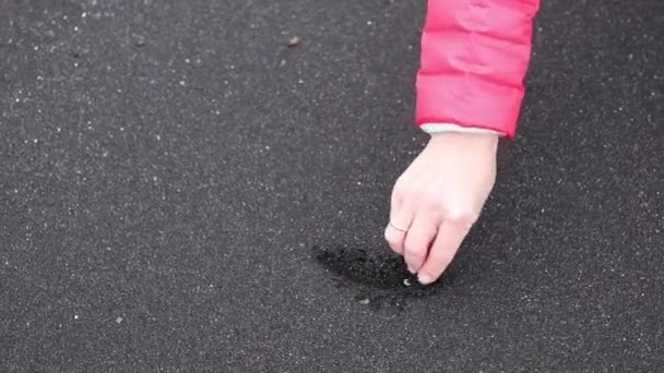 Дівчина Черпає Серце Чорному Піску Видима Рука Малює Серце — стокове відео