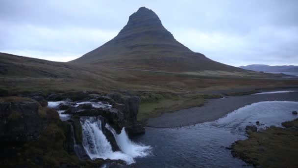 Izlandi Vízesés Hegyek Háttérben Vízfolyások Ból Víz Esik Szikla Leesik — Stock videók