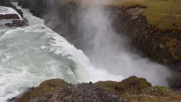 Island Vattenfall Bakgrund Berg Strömmar Vatten Falla Från Klippan Och — Stockvideo