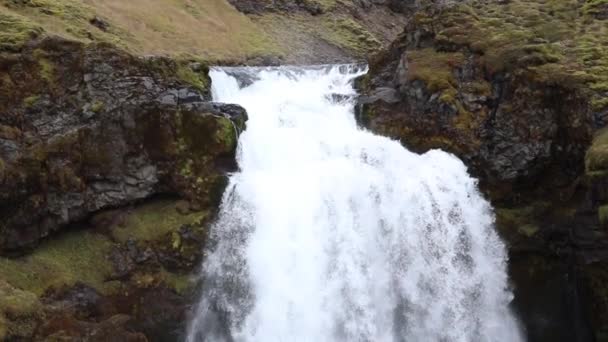 Islândia Cachoeira Fundo Das Montanhas Correntes Água Caem Penhasco Caem — Vídeo de Stock