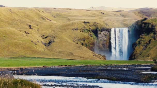 Famosa Cascada Skagaposs Hermosa Cascada Con Arco Iris Brillante Hito — Vídeo de stock