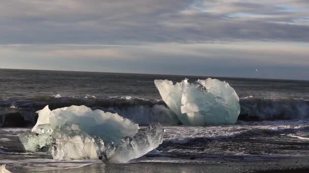 Los Icebergs Trozos Hielo Azul Blanco Rodan Sobre Las Olas — Vídeos de Stock