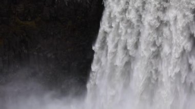 Şelale yavaş kapanır, su büyük bir kitle uçurumdan aşağı düşüyor. Su sıçramalarına milyonlarca dışında uçar. Ağır çekim