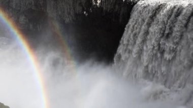 Meşhur Dettifoss Şelalesi. Parlak gökkuşağı ile güzel bir şelale. Popüler dönüm noktası. İzlanda, Europe. Dünya üzerinde benzersiz bir yer. Dünyanın güzelliği keşfetmek. Orta kaydetmek