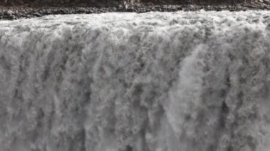 Meşhur Dettifoss Şelalesi. Parlak gökkuşağı ile güzel bir şelale. Popüler dönüm noktası. İzlanda, Europe. Dünya üzerinde benzersiz bir yer. Dünyanın güzelliği keşfetmek. Orta kaydetmek